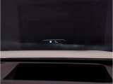 【ヘッドアップディスプレイ】現在の車速表示や目的地へのルート案内やメディア関連のリストを表示する事が可能です。視線移動を減らす事によりドライブに集中して頂けます。