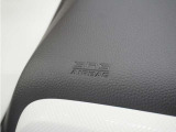 ◆助手席エアバッグ◆SRSエアバッグは、シートベルトだけでは防ぎきれない衝突時の衝撃から乗員を守るための安全装置。衝突時に瞬時に膨らみ、頭部や胸部がダッシュボードに直接衝突するのを防ぎます。