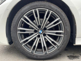 BMWならではの卓越した走りを支えるホイールと足回りです!日本車の走りに慣れている方にもぜひ体感して頂きたいほど、高いレベルでまとまっています!純正18インチアルミホイール。