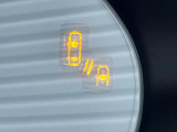 【ブラインドスポットモニタリング】走行中、ドアミラーの死角になりやすい箇所に後続車が接近するとサイドミラー付近に警告を表示、ドライバーに注意喚起をしてくれます。