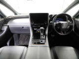 上質で落ち着いた印象のインパネ。視界も広々で運転しやすいです。