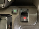 セレクトレバーの右に電子制御パーキングブレーキがあります。スイッチひとつで、停車した地点の傾斜などをシステムが検知・判断してブレーキ力を自動的に最適制御し、しっかり停車できるパーキングシステムです。