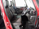フロントシートはベンチシートです、運転席と助手席の移動が簡単です。 また運転席シートの高さも調整できます。