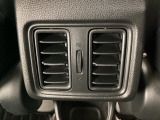 後部座席にもエアコンの吹き出し口があるので車内全体を快適に過ごすことができます。