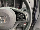 レーダークルーズコントロール付車です。こちらのステアリングスイッチで設定が可能で、車間距離の認識、車速の設定、追従走行等が全車速において可能です。高速走行時等で大変便利です。