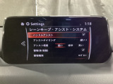 カメラが車線を認識してはみ出しそうになるとステアリングアシストが介入するレーン・キープ・アシストシステムを装備しております。お好みで作動・非作動の設定も可能です。