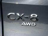 【AWD】前輪と後輪すべてに駆動力を配分し、悪路や滑りやすい路面でも安定した走行を可能にするシステムです。