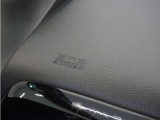 ◆助手席エアバッグ◆SRSエアバッグは、シートベルトだけでは防ぎきれない衝突時の衝撃から乗員を守るための安全装置。衝突時に瞬時に膨らみ、頭部や胸部がダッシュボードに直接衝突するのを防ぎます。