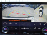 【パノラミックビューモニター】車両の前後左右に搭載したカメラから取り込んだ映像を合成し、車両を上から見たような映像をナビゲーション画面に表示。運転席から目視しにくいエリアも確認することができます。