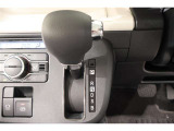 ★パネルシフトレバーは運転席より手が届きやすくて操作のしやすいシフトレバー。室内スペース確保にも配慮されてますよね!