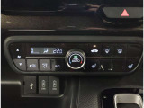 お車のキーはスマートキーです。キーを身につけた状態で車に近づき、ドアロックの解錠や施錠操作が出来ます。雨の日など両手がふさがっている時など、とっても便利ですね。