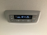 後部座席にもエアコンの吹き出し口があるので車内全体を快適に過ごすことができます。