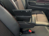運転席アームレストにも収納アリ!
