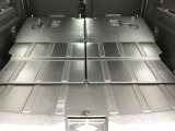 後部のシートを倒すとこんなに広々空間が!大きなお荷物を乗せる時でも心配ありません!