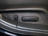 パワーシート装備車です。電動でシートが動きます、高級感がありとても便利な機能です!