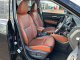 広く快適な運転席周りでレザーシート仕様です。両席電動パワーシートです。