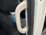 つかみやすい乗降用のグリップで、スライドドアからの乗り降りをサポートします。