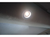 【静電タッチ式LEDルームランプ】ランプ周辺のパネルに軽く触れるだけでLEDが点灯・消灯します!