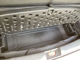 荷室にはサブトランクもあります。荷物の大きさや形状に合わせて、収納スペースを効率よく活用できます。