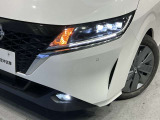 前方や対向車部分だけ切り分けてハイビームになるアダプティブLEDヘッドライトです。