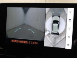車両周辺を真上から見たような広範囲の映像を表示し、安全運転をサポートする「パノラミックビューモニター(床下透過表示機能付)」を搭載しています。