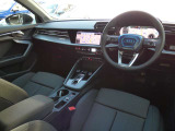 ■100項目に及ぶ点検■Audiでは独自の基準をクリアした車だけを認めています。全ての条件を満たした車だけが、認定資格を持つテクニシャンの手による100項目にも及ぶ点検・整備を受け、お客様のもとへ届けられます。