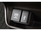 USBオーディオ用ソケットがついていますので携帯電話などを接続すれば音楽等の再生が可能です!シガーソケットもございます!