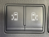 【両側パワースライドドア】スマートキーや運転席のスイッチで後席両側スライドドアの開閉が可能♪電動だから力を入れてドアを開ける必要が無く、小さなお子様でも簡単に開け閉めでき快適です♪