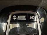 EVモードスイッチが付いているので、早朝・深夜の住宅街や屋内駐車場などで、騒音や排気ガスを気にすることなく走行出来ます。