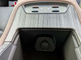 パワーウィンドウのスイッチですよ。運転席に居ながら窓を開け閉めのコントロールできます。