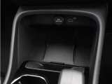 【ワイヤレス・スマートフォン・チャージ】対応機種のスマートフォンを、タッチスクリーン式センターディスプレイの下に置いておくだけで充電可能。すっきりと収納できて、使いたいときにはすぐに手に取れます。