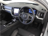 北欧のミニマリズムを体現したV60のコックピットは、あなたの日常に寄り添う空間です。上質なシート素材と手触りにこだわったインテリアパネルに、先進のディスプレイが違和感なく溶け込みます。