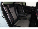 リアシートのセンターアムレストには2つのカップフォルダーつきで、車内全員がゆったりお過ごしいただけます!!