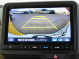 リアワイドカメラシステム!従来の視野に加えて、後方側方を約180&deg;まで見えるワイドビューと、後方を真上から見たような視野で駐車時などに便利なトップダウンビューの3つの視野があります!