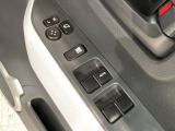 狭い駐車場で便利な電動格納ドアミラーが付いています。