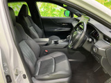 運転席と助手席には身体を支えるシートが備わり、落ち着いて過ごせる空間です。前方や左右の窓から周囲を確認しやすく、乗り降りの際にも室内の様子を見渡しやすい造りです。