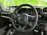 握りやすいステアリングは、長時間の運転でも疲れにくい設計。操作性にも優れ、快適なドライビングをサポートします。