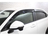 オプションのドアバイザーが装備!!タバコ・ペットなどの臭いが室内にこもるのが嫌な方、換気機能はもちろんのこと降雨時にも少しだけ窓を開けておくことが可能です!