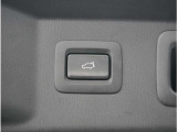 【パワーバックドア】スマートキーや運転席のボタンを押すだけでリアゲートが自動で開閉します。両手に荷物を持っている時や高い位置のバックドアを閉める際に便利な機能です。