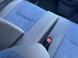【運転席】アームレストで疲れを低減