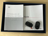 メンテナンスノート【点検整備記録簿・保証書】、取説も揃ってます。スマートキーはバッグなどにしまったままボタン操作でエンジン始動・停止やハイブリッドシステムの起動や停止ができて大変便利です