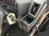 運転席にはドリンクホルダーを装備。収納スペースもあり使い勝手の良い設計です!