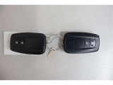 スマートキー2個有ります。ドアの開錠施錠はドアノブに触れるだけ。センサーが感知して開錠施錠をしてくれます。