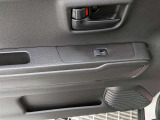 パワーウィンドウのスイッチですよ。運転席に居ながら窓を開け閉めのコントロールできます。