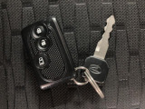 【キーフリーシステム】電子キーをポケットやカバンに入れて携帯しているだけでドアの開け閉めやエンジンのON/OFFが出来ます☆ また、イモビライザー機能も備わっていますので盗難対策もバッチリです☆