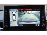 パノラミックビューモニター付きです。車両を上から見たような映像をディスプレイオーディオ画面に表示。運転席からの目視だけでは見にくい、車両周辺の状況をリアルタイムでしっかり確認できます。