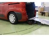 もともと低床デザインですが、スローフ使用時にはボタン操作で車高調整が可能ですので、さらにスロープ角度がなだらかになります。