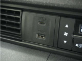 ◆USBチャージャー◆使いやすい場所に装備されています。