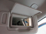 運転席側と助手席側にバニティミラーついていますちょっとした身だしなみが確認できます。