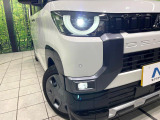 【LEDヘッドライト】悪天候や夜間走行時も良好な視界を確保し安心して運転できる高輝度LEDヘッドライトを装備!点灯速度が早く、消費電力も抑えられています。
